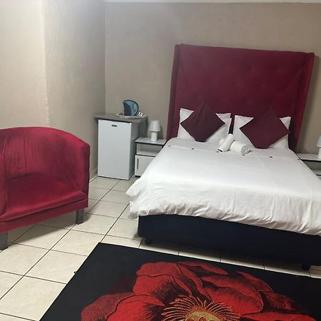 Super Classic Guest House Pretoria-Noord Eksteriør billede